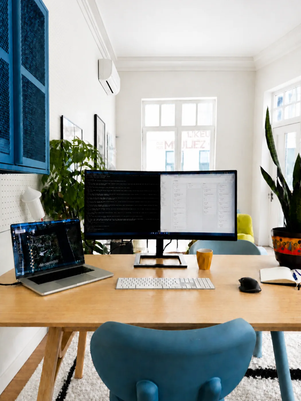Het bureau van Intilli in Deinze, met twee schermen voor het raam